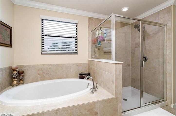 Tub & Shower (Upstairs)