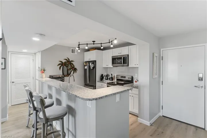 555  Park Shore  DR, Naples, FL 34103