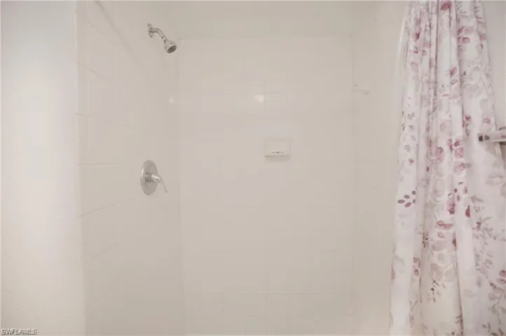 4635  Bayshore  DR, Naples, FL 34112