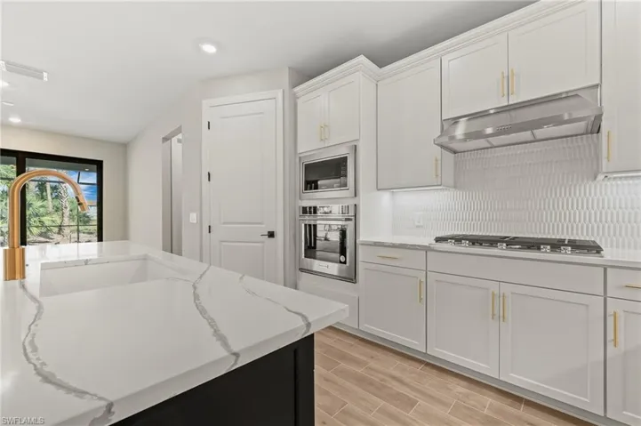 Upgraded Kitchen with Gas Cooktop