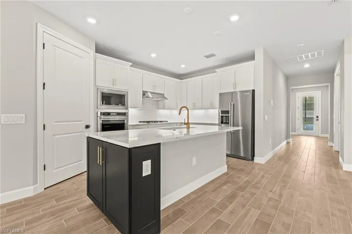 Kitchen Island/Breakfast Bar