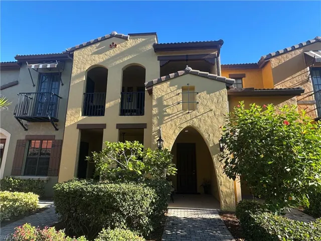 Unit # 12504. Beautiful spacious  unit and sold with indoor and outdoor furniture!