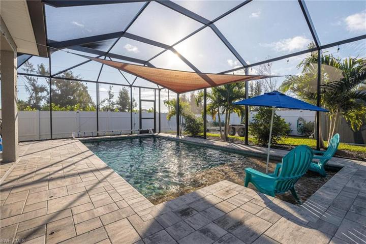 Pool Shelf with Umbrella Holder