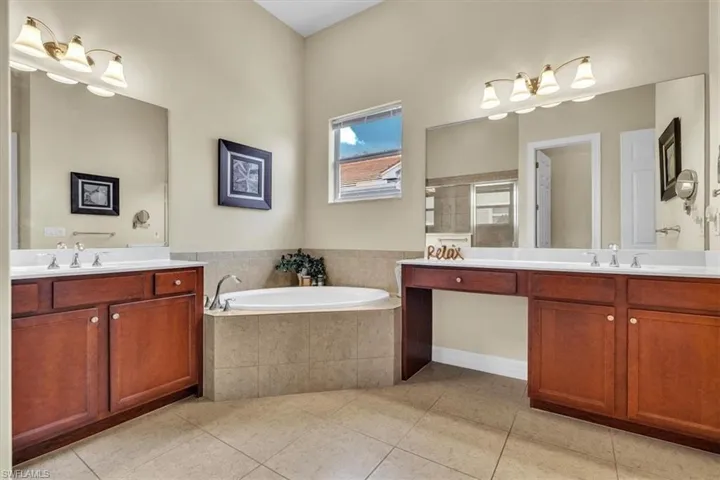 Dual sinks and a soaking tub