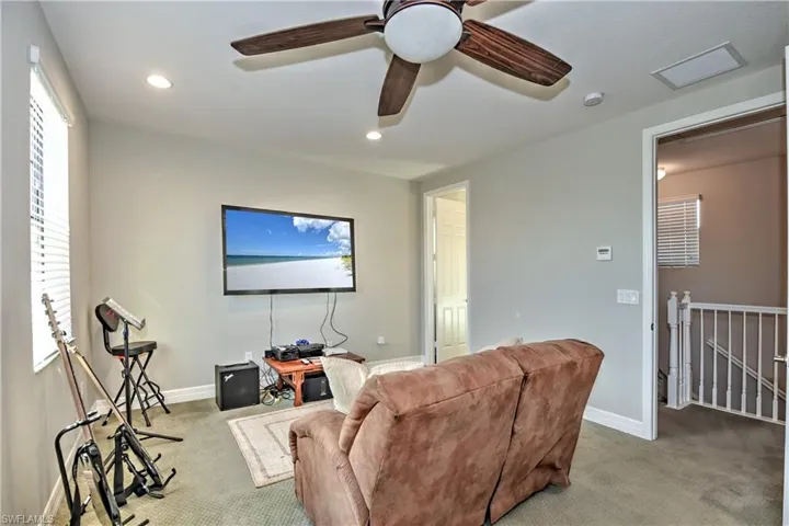 Enclosed upstairs bedroom/bonus room with en-suite full bathroom