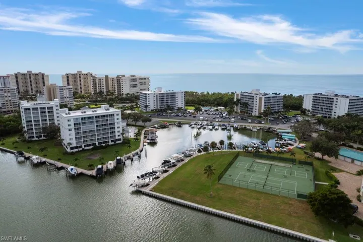 17  Bluebill  AVE, Naples, FL 34108