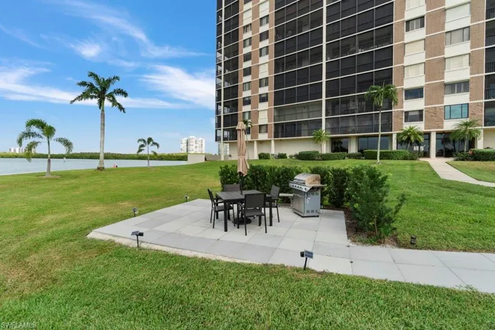 17  Bluebill  AVE, Naples, FL 34108