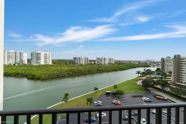 17  Bluebill  AVE, Naples, FL 34108