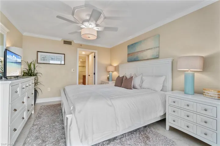 17  Bluebill  AVE, Naples, FL 34108