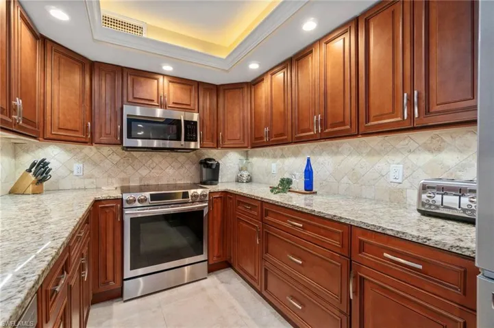 17  Bluebill  AVE, Naples, FL 34108