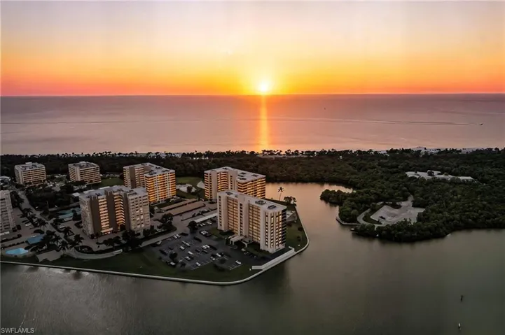 17  Bluebill  AVE, Naples, FL 34108