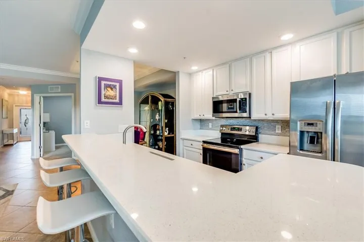 Spacious breakfast bar