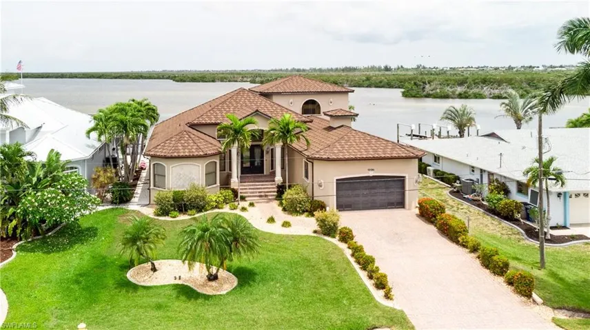Multi-story waterfront with quick boating access