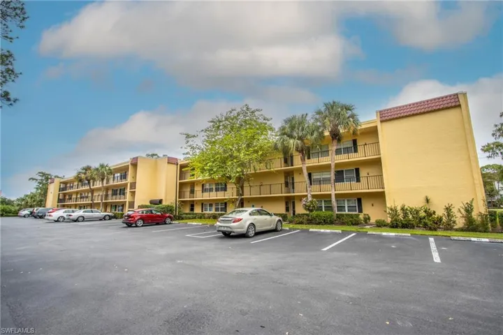 1083 Forest Lakes Dr 206, Naples, Florida 34105