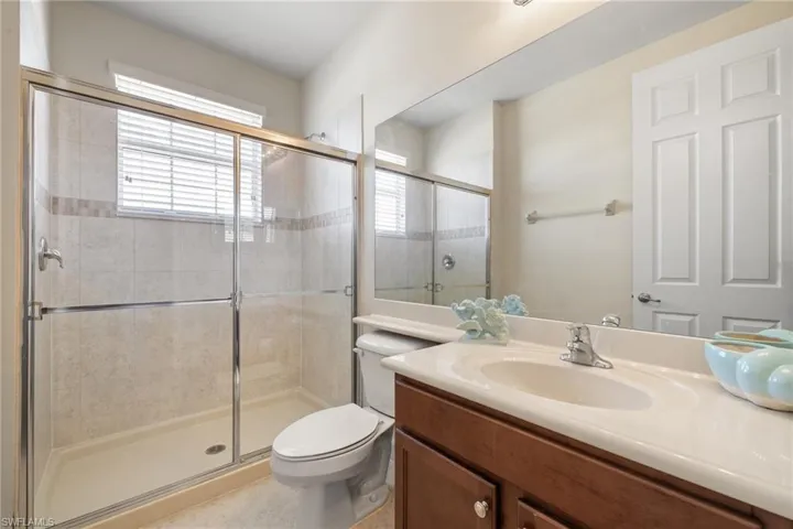 Upstairs en suite bathroom