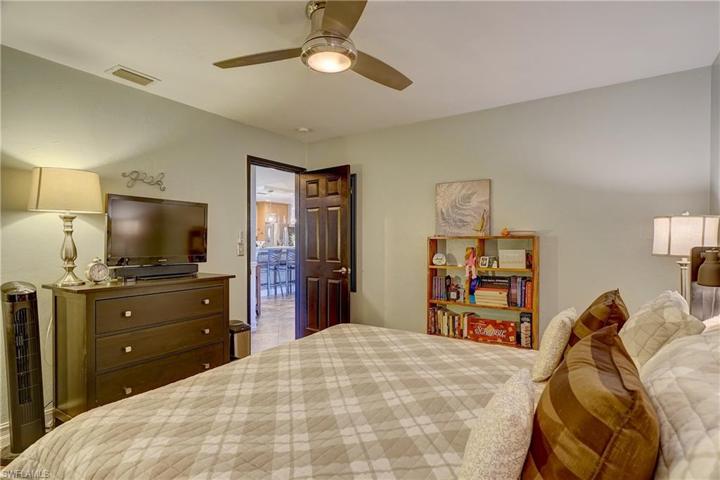 BR2 WALK-IN CLOSET