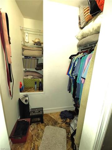 Walk-in closet 2.