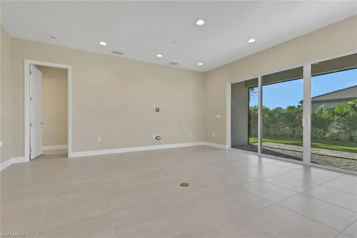 Similar view of great room from the point of view of the kitchen