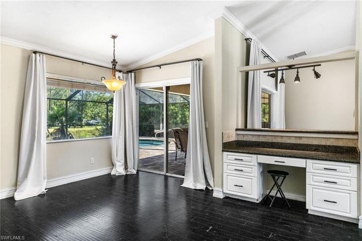 Breakfast Area with built in desk