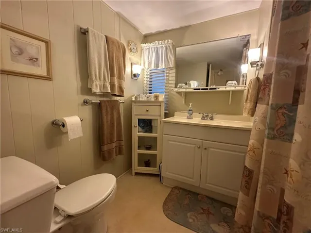 Bathroom w/tub & shower