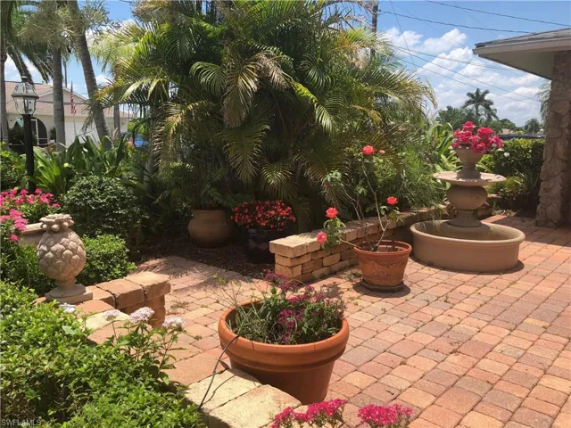 Front courtyard garden