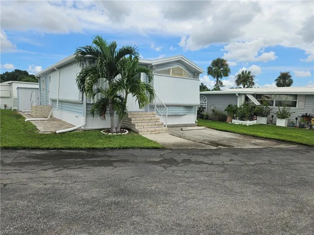 View of front of property featuring a front lawn