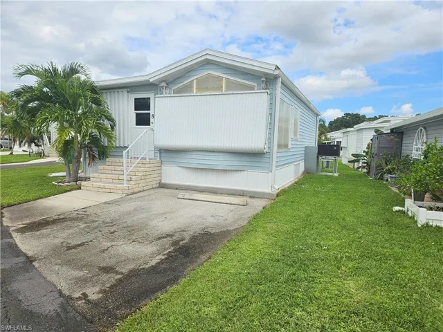 View of front of property featuring a front lawn