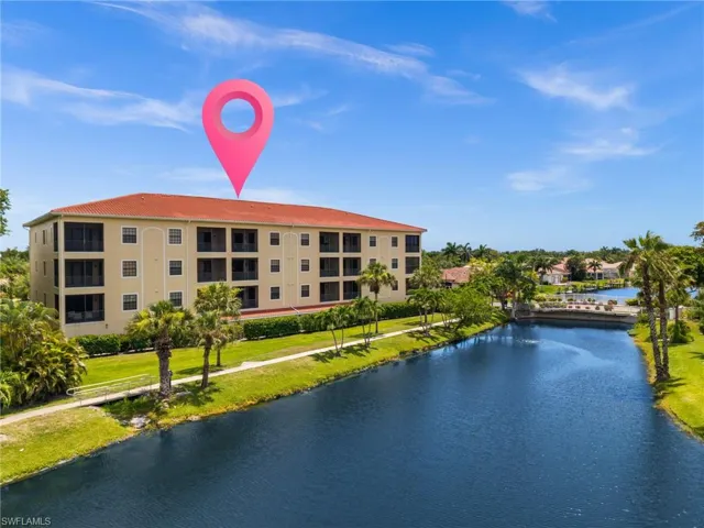 This is such a beautiful walking trail around the river and to the amenities, pickle ball, tennis, pools - and to the beautifully stunning marina!