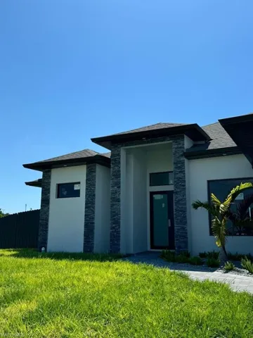 View of front of house featuring a front yard