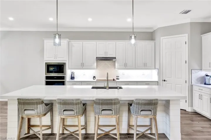 Oversized Island with Eat-in Seating