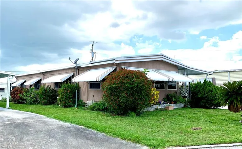 View of front facade featuring a front lawn