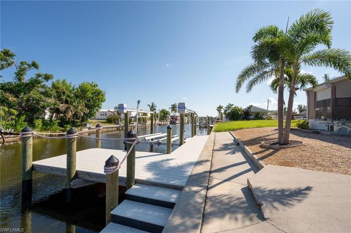 4922 Sandpiper Dr, Saint James City, FL 33956