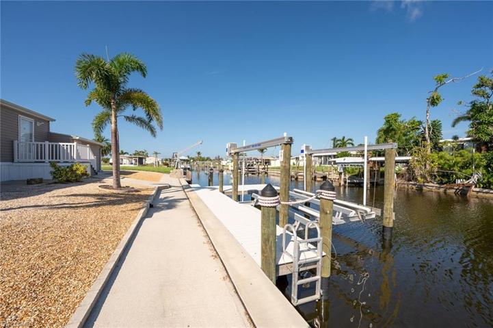 4922 Sandpiper Dr, Saint James City, FL 33956