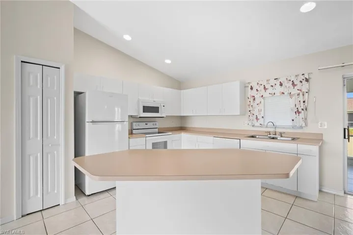 879  Rue Labeau  CIR, Fort Myers, FL 33913