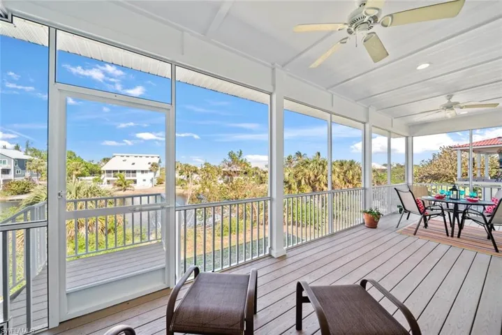 Sunroom / solarium with ceiling fan