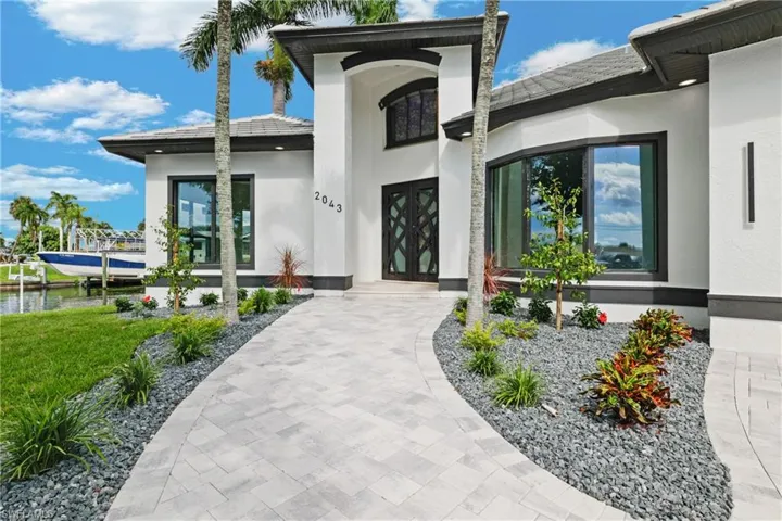 Beautifully renovated come with direct access to the river
