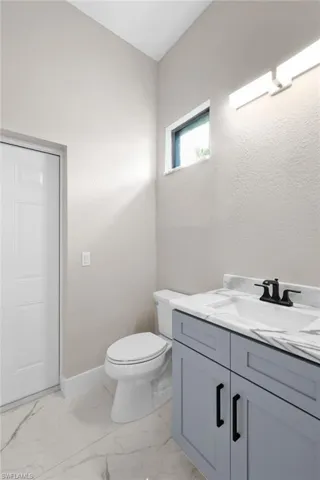 Guest bath 1 (pool bath) on suite with guest bedroom