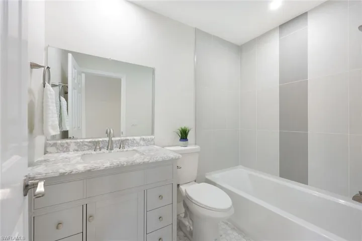 Gorgeous Upgraded Bathroom with Tub/Shower Combination!