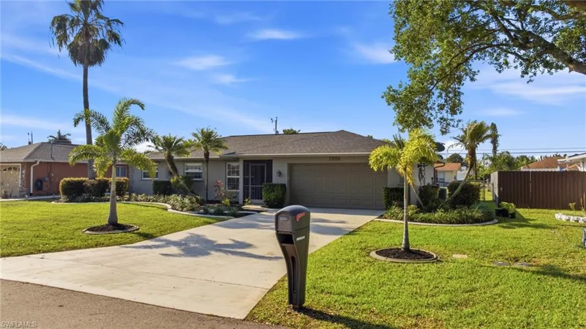 1926 SE 8th  ST, Cape Coral, FL 33990