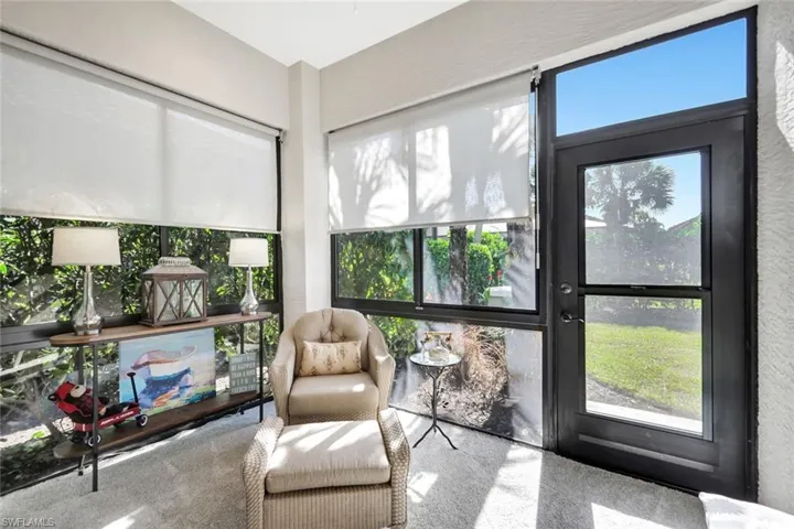 Sunroom / solarium with a textured wall