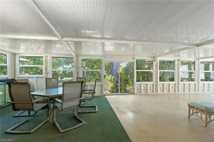 View of sunroom / solarium