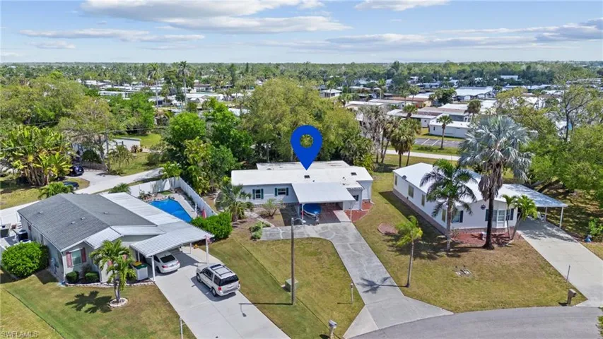 Birds eye view of property featuring a residential view