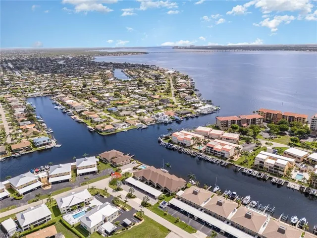 4001 SE 19th  PL, Cape Coral, FL 33904