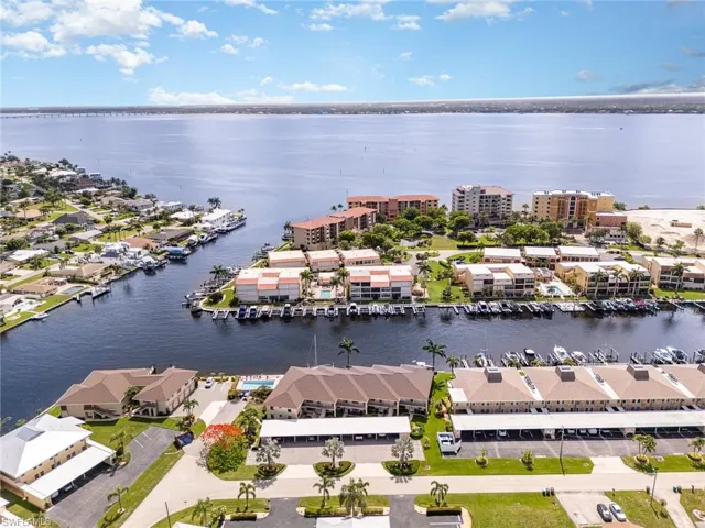 4001 SE 19th  PL, Cape Coral, FL 33904