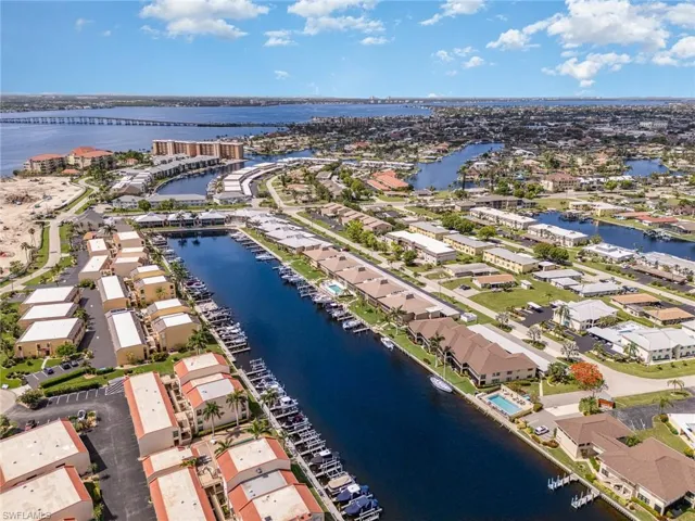 4001 SE 19th  PL, Cape Coral, FL 33904