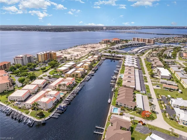 4001 SE 19th  PL, Cape Coral, FL 33904