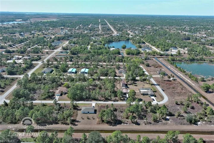 Aerial view of property's location featuring a large body of water