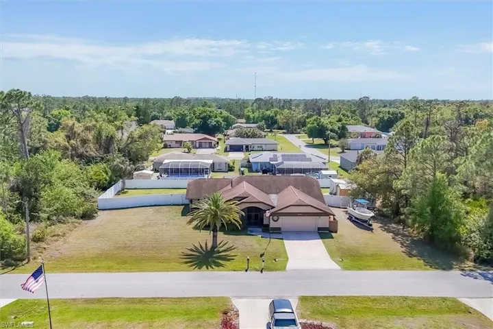 Birds eye view of property featuring a forest view