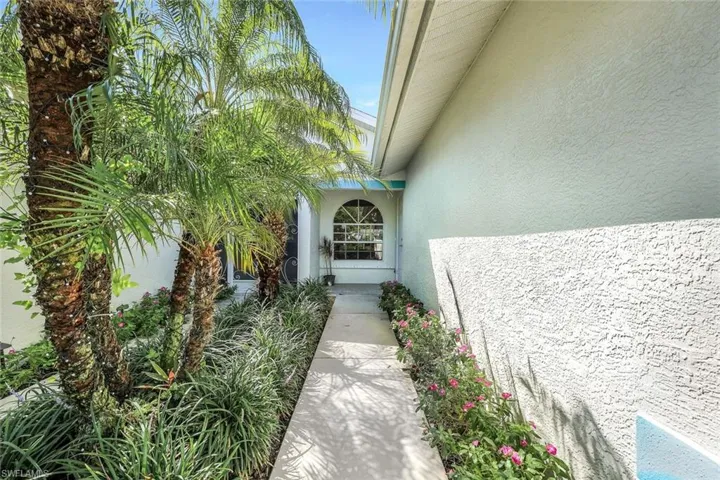 6208  Shadowood  CIR, Naples, FL 34112