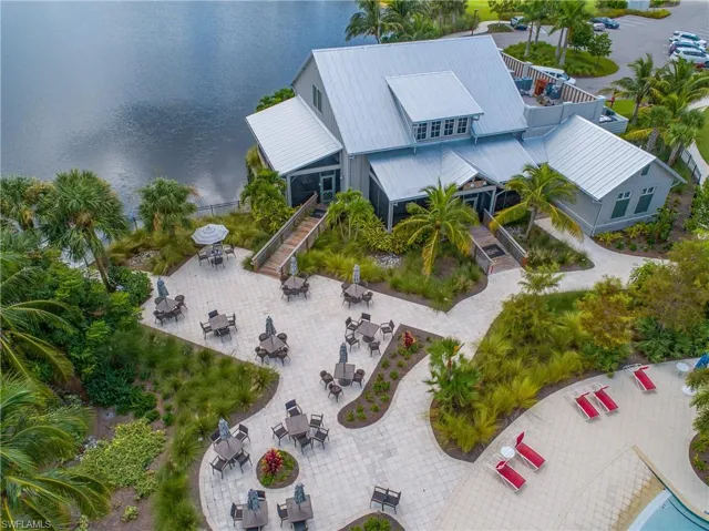The Overlook Bar and Restaurant featuring indoor and out door dining.